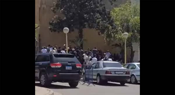 تلاسن وتدافع وتضارب امام مركز معروف سعد الثقافي في صيدا (خبر + فيديو)