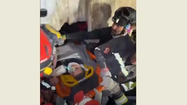 انتشال أم وولدها من تحت أنقاض المبنى المنهار والمحاولات مستمرة لانقاذ امرأة فاقدة الوعي