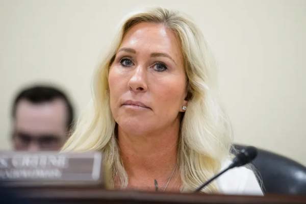 من أجل "إسرائيل" ترامب يسحب دعمه من نائبة جمهورية ويصفها بـ"المجنونة"..   