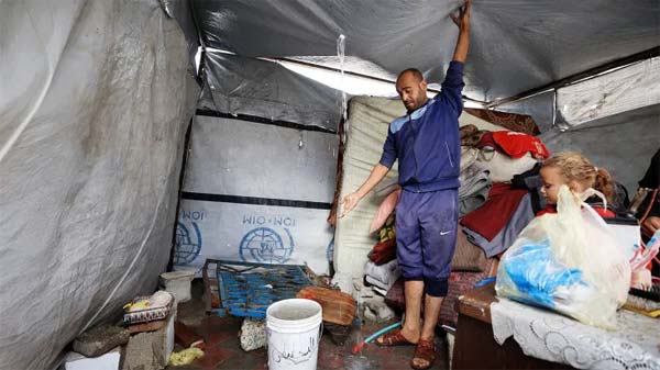 الأمطار تغرق مستشفى الشفاء والآلاف من خيام النازحين بغزة