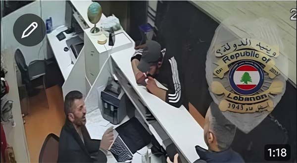 وجد هاتفها… أقفله وتوجّه مباشرةً إلى محل تحويل أموال: من هو هذا الشاب؟