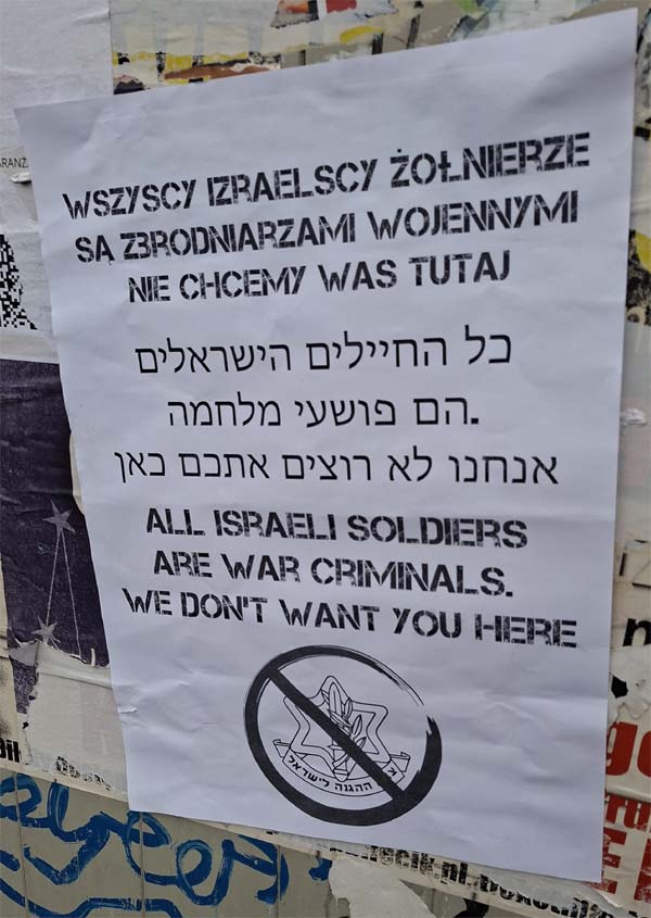 “جنود الجيش الإسرائيلي – مجرمو حرب” لافتات في وسط مدينة كراكوف البولندية