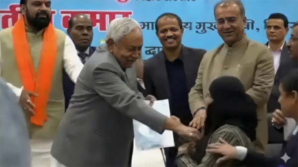 رئيس وزراء بيهار الهندية ينزع نقاب طبيبة مسلمة ويثير غضبا واسعا