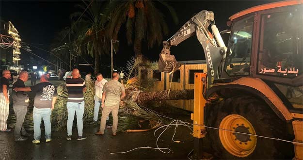 تضرر شبكة كهرباء الكورنيش البحري في صور وتطاير اللوحات الإعلانية وتحول الشوارع إلى مستنقعات بسبب الرياح والأمطار الغزيرة