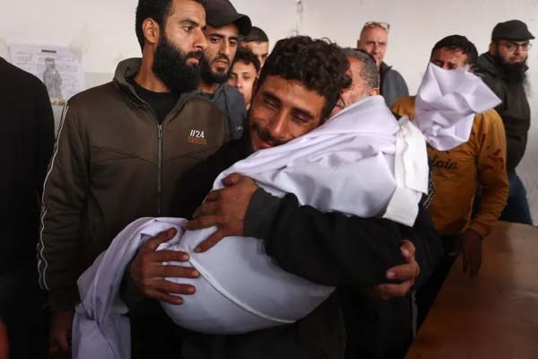 الاحتلال يقصف مدرسة تؤوي نازحين بجباليا وينسف مباني سكنية بالقطاع