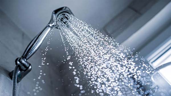 خبراء يكشفون تأثير الاستحمام في الظلام على جودة النوم