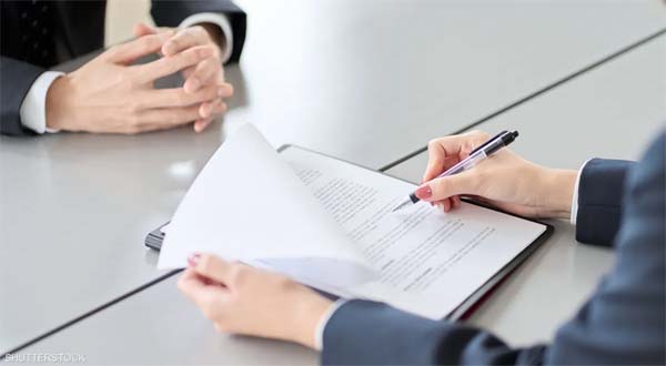 مفارقة التوظيف: لماذا تبقى الشركات بلا موظفين والباحثون بلا وظائف؟