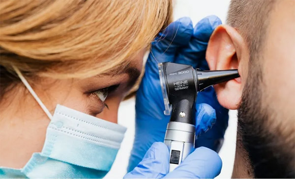 توقف عن تنظيف أذنيك بطريقة خاطئة.. نخبرك الطريقة الصحيحة