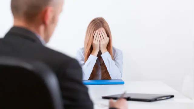 فصل موظفة بسبب وصولها المبكر يوميًا إلى العمل 