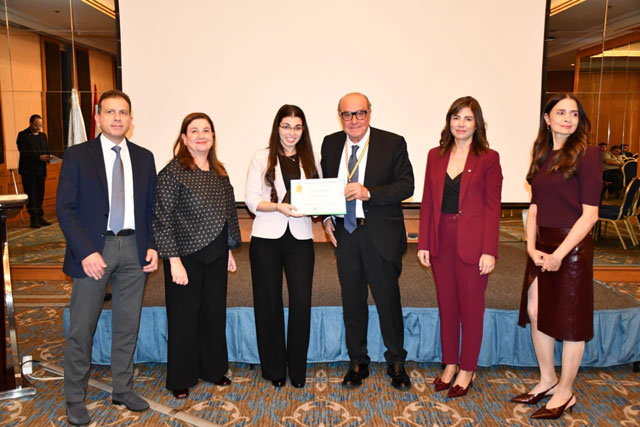 جائزة تقديرية للطالبة كارين سيمونيان من كلية طب الأسنان