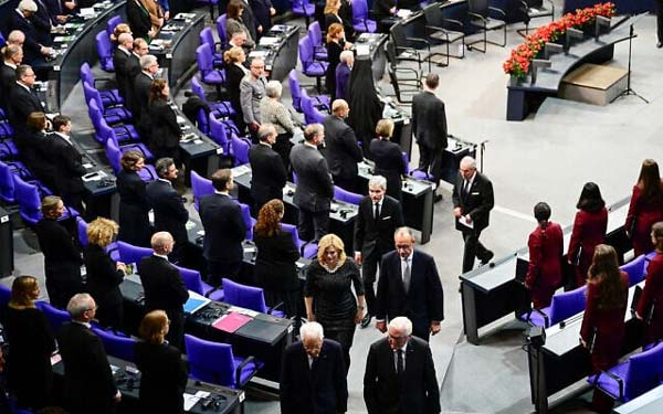 ألمانيا تستأنف صادرات السلاح إلى إسرائيل الأسبوع المقبل وساعر يدعو دولًا أخرى للاقتداء 