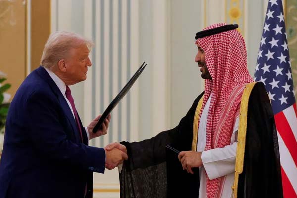 ما أهم الفوارق بين زيارتَي الرئيس ترامب في عامي 2017 و2025 إلى الرياض والمنطقة العربية؟