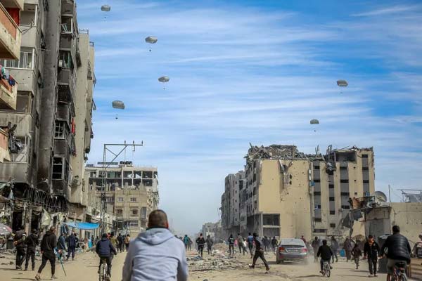 إسرائيل تعلن هدنة محدودة واستئناف إسقاط المساعدات جوا فوق غزة