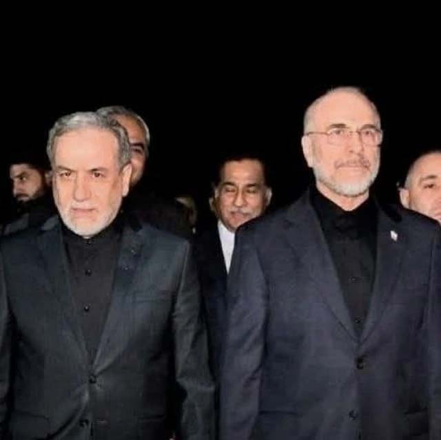 هل لاحظتم كيف يرتدي الممثلون الإيرانيون ملابسهم في المفاوضات؟