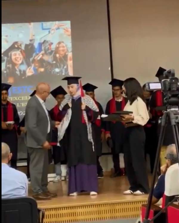 عميد كلية العلوم بمدينة الدار البيضاء المغربية يرفض تسليم الجائزة لطالبة متفوقة بسبب ارتدائها الكوفية الفلسطينية (فيديو)