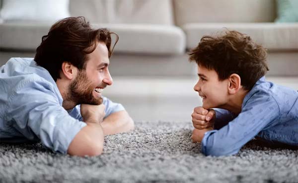 هل تتخيل أن يأتي يوم يتعلم فيه الأب من طفله