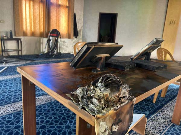 بالصور: مستعمرون أحرقوا مسجدا وخطّوا شعارات عنصرية في محافظة سلفيت