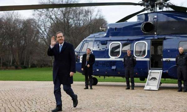 “مخاوف أمنية” تمنع نزول الرئيس الإسرائيلي من طائرته في مطار باريس