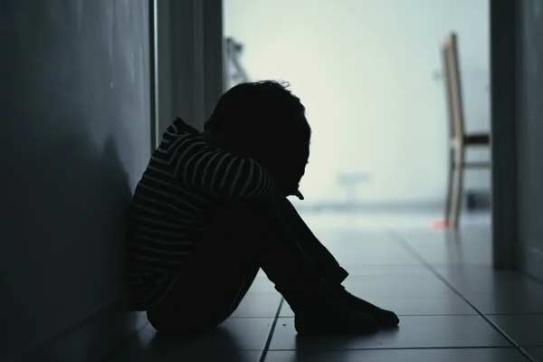 كيف تتعرف على أعراض الاكتئاب لدى الأطفال والمراهقين؟