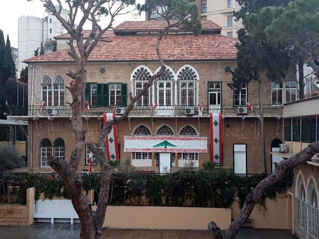 وقفة احتجاجية لثانوية رفيق الحريري 2 طالبت بعودة التدريس إليها بعد رفض النازحين إخلاءها إلى مراكز بديلة