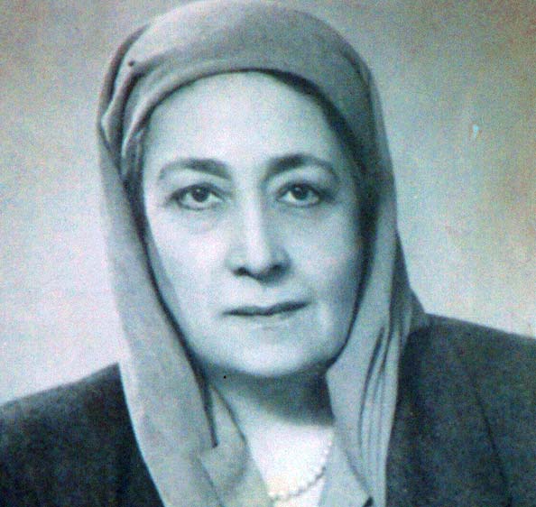 هدى شعراوي.. أول إمرأة مصرية مسلمة تجرأت على نزع النقاب أمام الناس.. ومهدت لنزع الحجاب ودوسه بالأقدام