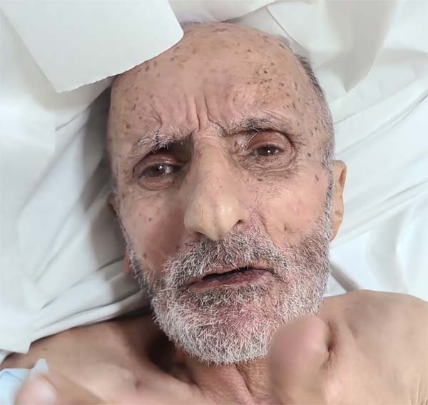 تعميم صورة رجل مسن مجهول الهوية عُثِرَ عليه.. هل من يعرف عنه أو عن ذويه شيئًا؟