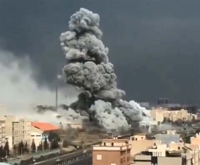هجمات متبادلة بين طهران وتل أبيب.. والحوثيون يعلنون حظر الملاحة الإسرائيلية بشكل كامل في البحر الاحمر